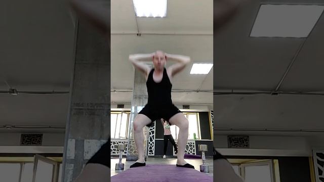 Приседания с касанием колена локтя поочередно. Приседания. Фитнес. Развитие силы и выносливости смотреть онлайн