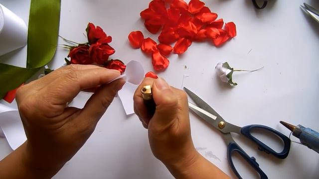 МК Как сделать цветочки из атласных лент для веночков и ободочков. смотреть онлайн