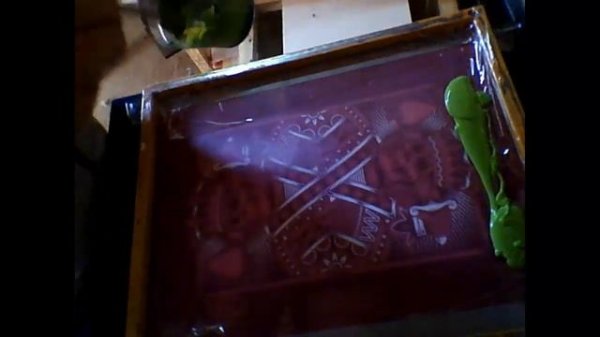 Serigrafía: Estampando diseño a 2 colores planos, matizando color verde