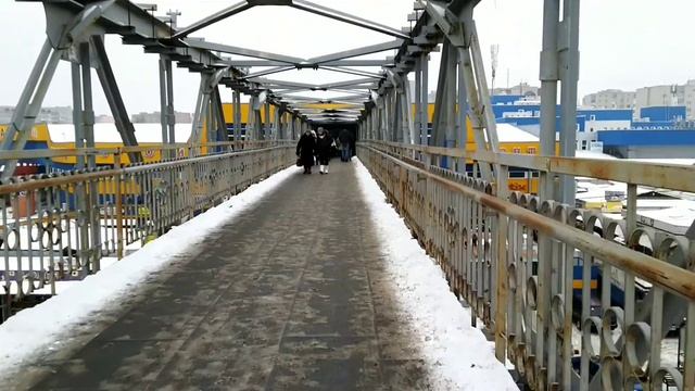 Луцк 13 января 2022. Пешеходный мост, жд вокзал-варшавский рынок. До ремонта. смотреть онлайн