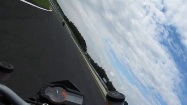 KTM DukeR vs. RC8 смотреть онлайн