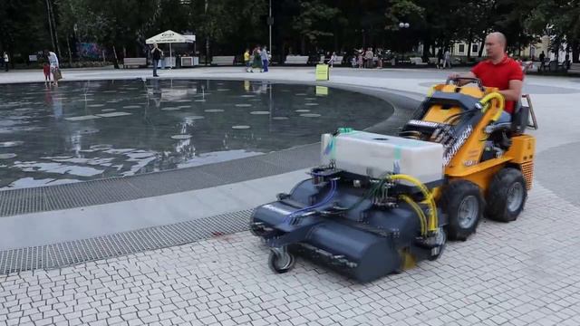 Мини погрузчик или уборочная машина: опыт применения BAUMECH с бункерной щеткой в парке смотреть онлайн