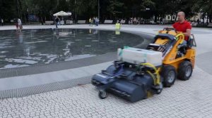 Мини погрузчик или уборочная машина: опыт применения BAUMECH  с бункерной щеткой в парке