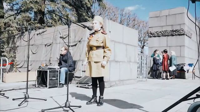 Настя Поплавская читает стихотворение "Вспомним героев" смотреть онлайн