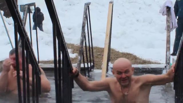 35 Крещенские купание начались на озере Красном в городе Кемерово восвод смотреть онлайн
