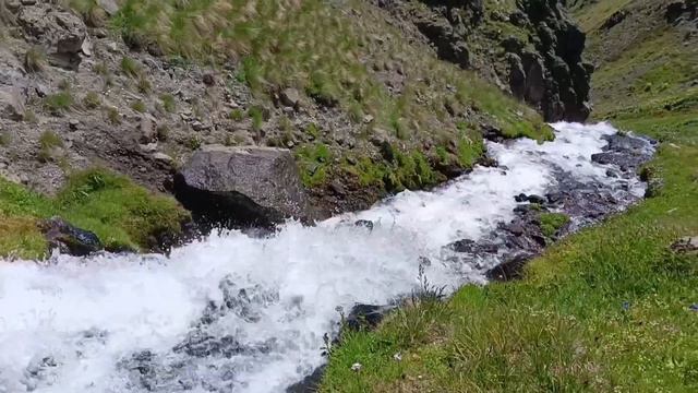Подъëм к леднику Терскол по ущелью Терскол, через водопад Терскол. смотреть онлайн