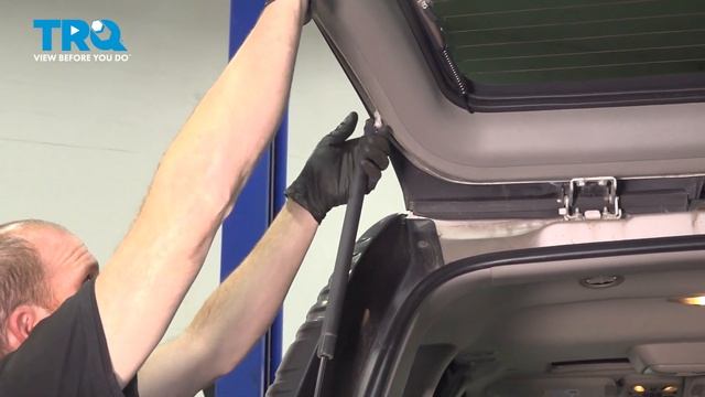 How to Replace Rear Lift Gate Support 2000-2006 Chevrolet Tahoe смотреть онлайн