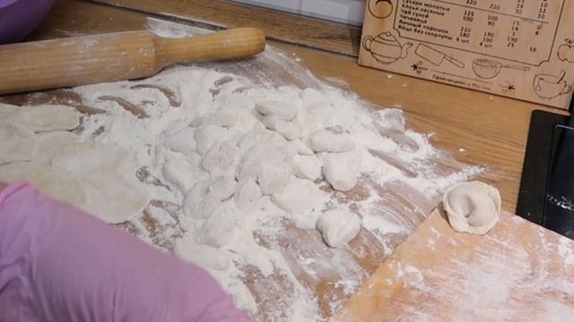 Пельмешки без спешки! Тесто на пельмени и чебуреки. Вкусно, ум отъешь! 500 шт за 2 часа! смотреть онлайн