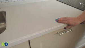 Бежевая кухня без верхних шкафов в классическом стиле