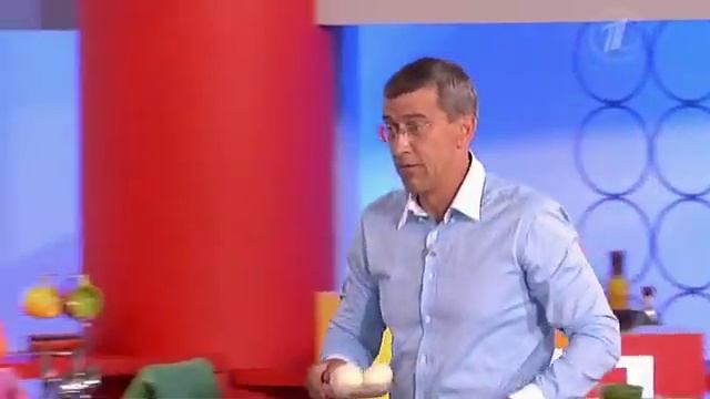 Маленькие домашние хитрости. Как порезать лук без слез смотреть онлайн