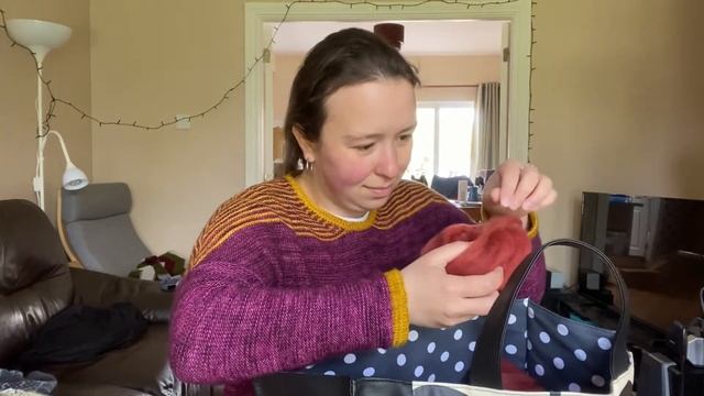 Эпизод 16 - НЕ СТИРАЮ ПОТНЫЕ СВИТЕРА, пряду на свитер на прялке, пара веретен, промокод от Милы смотреть онлайн