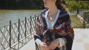 Многоцветный платок из уплотненной шерстяной ткани с шелковой бахромой "Белые розы", вид 14,