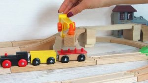 Собираем деревянную железную дорогу и паровозы. Игрушки для детей
