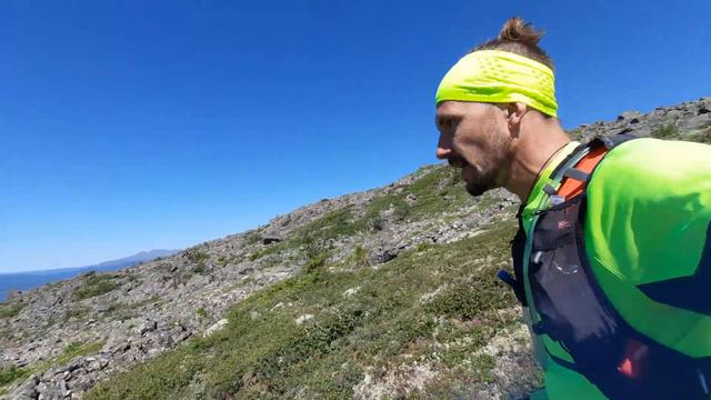 Спуск с Казанского камня, вид на Уральский хребет. Гонка Trans Ural 2021 смотреть онлайн