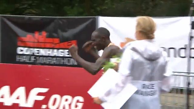 Half marathon Geoffrey kamworor do kenia com a marca de 58:01 record mundial смотреть онлайн