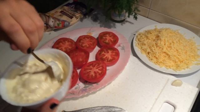 Салат из Помидор с чесноком и майонезом и сыр. Что приготовить на ужин. Закуска из помидоров. смотреть онлайн