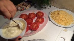 Салат из Помидор с чесноком и майонезом и сыр. Что приготовить на ужин. Закуска из помидоров.