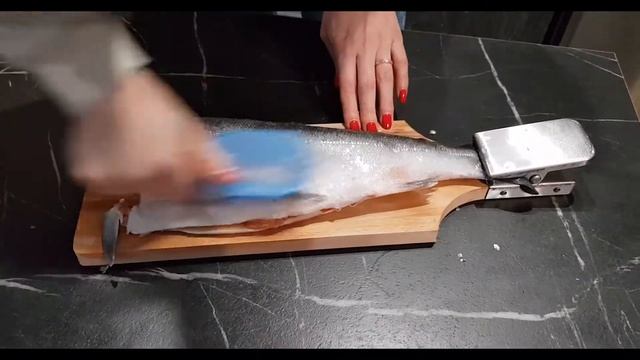 Чистить рыбу удобно. Приобрести доску для чистки рыбы по ссылке в инстаграм crazyloft смотреть онлайн