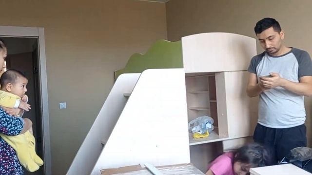 новые ватутинки первая прогулка \собираем кроватку Сафии\шатаются зубы\двор без машин Москва смотреть онлайн