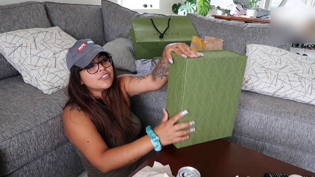 GUCCI UNBOXING ... I FARTED* смотреть онлайн