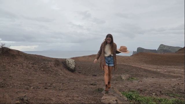 Она в холмы шла. Стихи Юлии Коршун. Читает автор смотреть онлайн