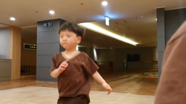 VLOG: Seoul. Корейская баня. ЧИМЧИЛЬБАН. Немного о НОВОЙ вспышке КОРОНОВИРУСА в Корее.Twins in Kore смотреть онлайн