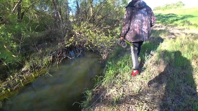 РЫБАЛКА в ДИКИХ МЕСТАХ - САМОИЗОЛЯЦИЯ от ВСЕХ ! Весенняя рыбалка в РУЧЬЯХ и БОЛОТАХ 2020 смотреть онлайн