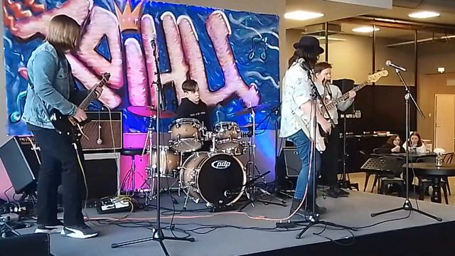 The Black Aces plays Hurriganes смотреть онлайн