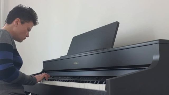 Symphonic strings on the Roland HP702 piano смотреть онлайн