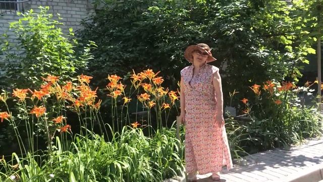 Танцевало лето в чуть прозрачном платье, От души смеялось,. отдавая счастье. ИЮНЬ 2021 г смотреть онлайн