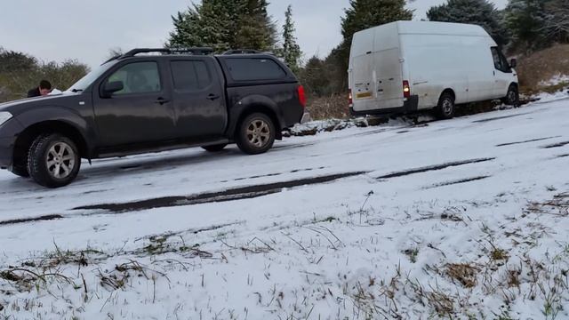 Nissan Navara 2.5TD pulls free Ford Transit смотреть онлайн