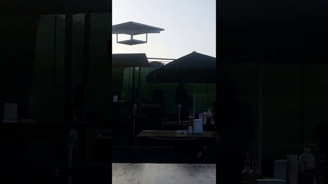 Приятный вечер в баре у моря . смотреть онлайн