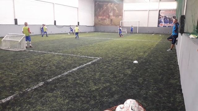 МАЛЫШ ФУТБОЛИСТ 7 ЛЕТ ⚽ ИГРА В МАЛЕНЬКИЕ ВОРОТА ⚽ ПУШКА ПОД ПЕРЕКЛАДИНУ ⚽ ФИНТЫ МАЛЫША смотреть онлайн