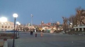 на набережной  зимним вечером Владивосток