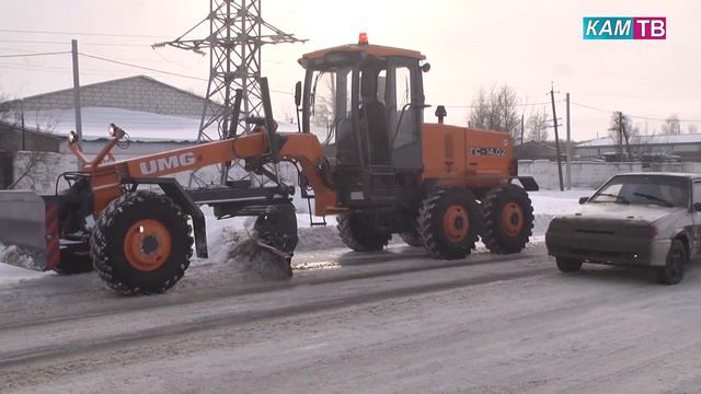 Снегопады последних дней заставили коммунальщиков работать не покладая рук смотреть онлайн