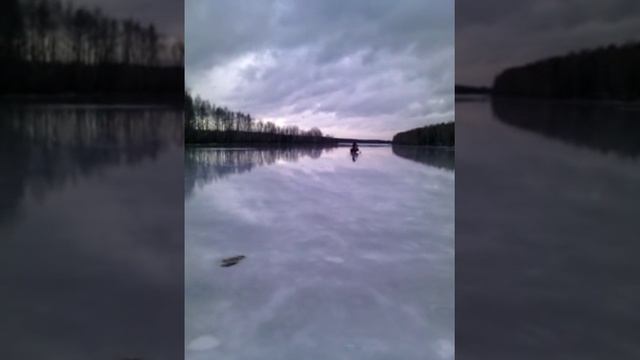Вот на таком льду мы рыбачили смотреть онлайн