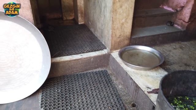 FARELERE ALKOL VE KURUYEMİŞ HİZMETİ - Fare Tapınağı - Bikaner, Hindistan смотреть онлайн