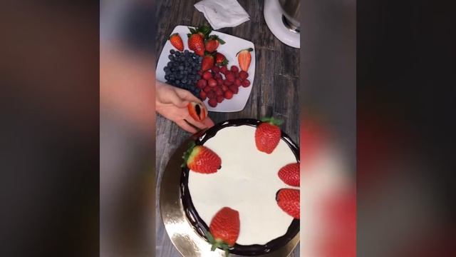 Как можно украсить ягодный торт смотреть онлайн