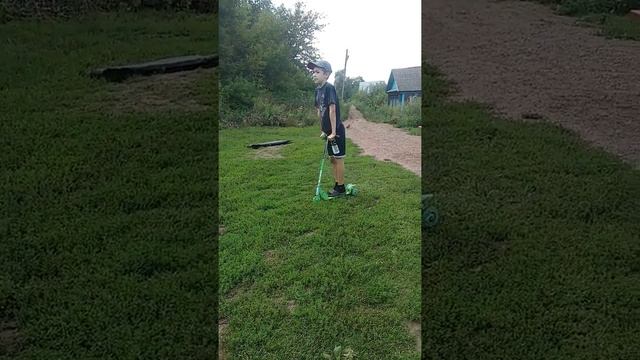 Матвей делает трюки на детском самокате смотреть онлайн