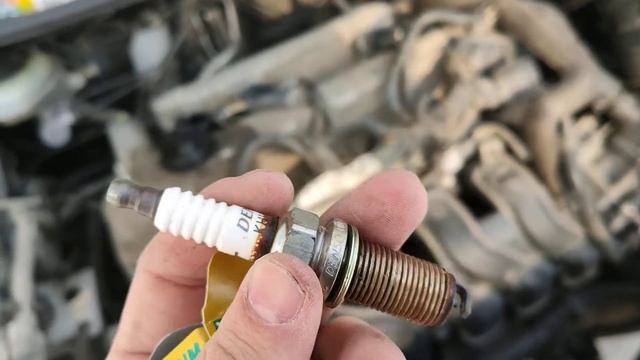 Замена свечей зажигания и наконечников катушек Toyota Corolla axio 2009. 1nz fe. смотреть онлайн