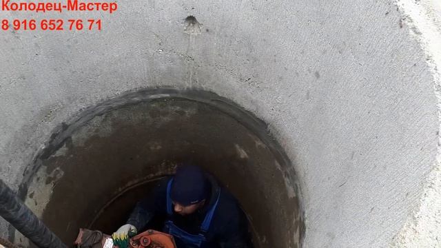 Чистка колодца с поправкой верхних колец. смотреть онлайн