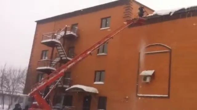 Уборка снега с крыши смотреть онлайн