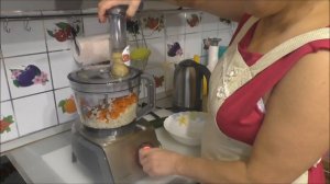 Нарезка кубиками овощей на салат оливье.На кух.комбайне .