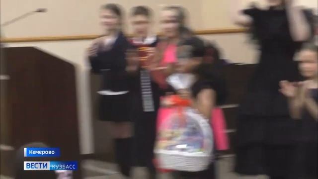 Дети сотрудников больницы имени Беляева в честь окончания учебного года получили подарки смотреть онлайн