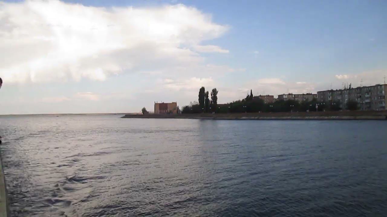 Правый берег устья Камышинки и Бородинский мост с парома)