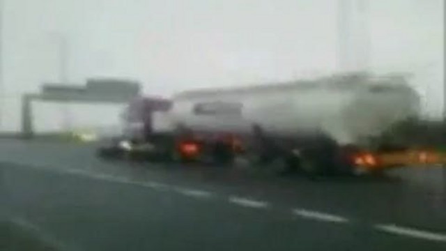 Uk Car Gets Shunted Down Motorway смотреть онлайн