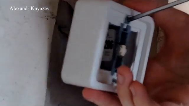 Как снять и разобрать одноклавишный выключатель света? смотреть онлайн