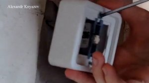 Как снять и разобрать одноклавишный выключатель света?