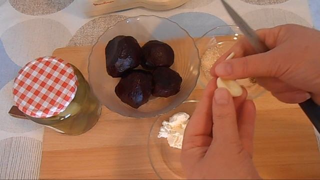 Салат из запеченной свеклы.Украшение блюд - цветы из перца. смотреть онлайн