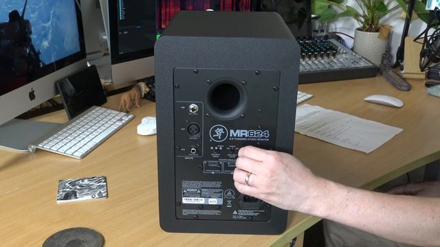 Mackie MR624 Unboxing and Review смотреть онлайн